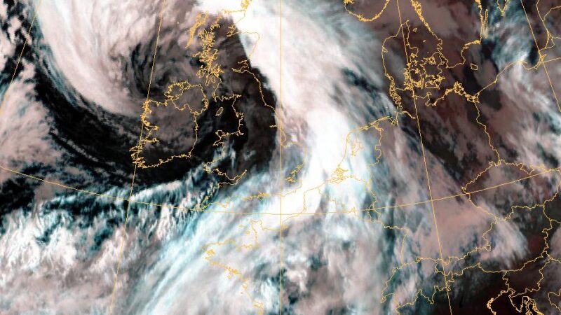 La Tempesta Éowyn Devasta l’Irlanda: Venti Record e Danni Estesi